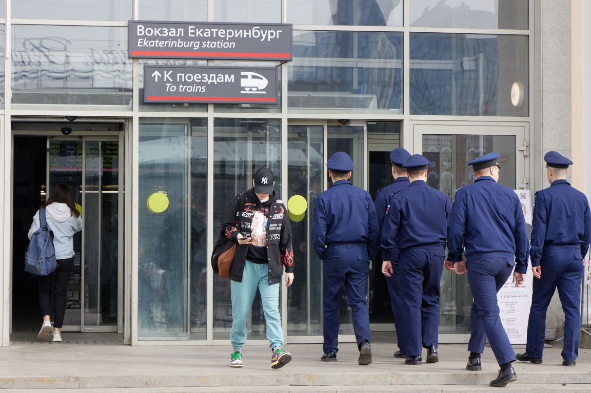 В Екатеринбурге на железнодорожном вокзале наблюдается массовая задержка  поездов - «Уральский рабочий»